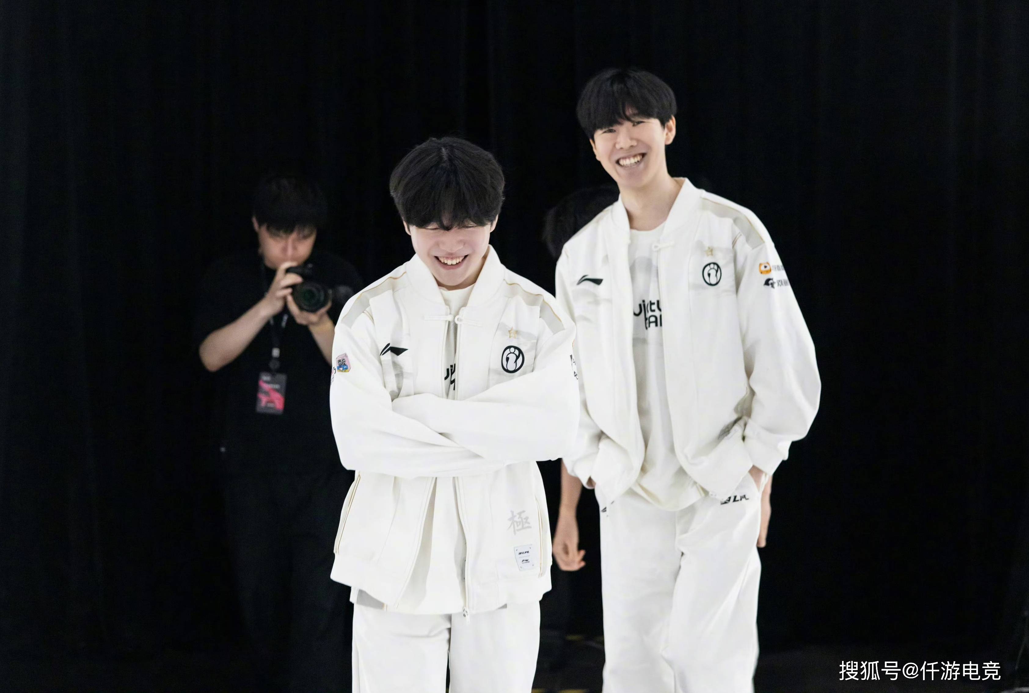 她在赛后并 她在赛后并